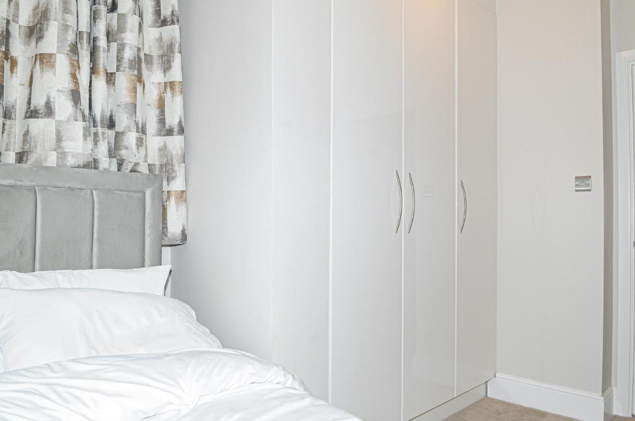 Luxury 5 Star Apartments, Parking, Garden, Near Metro Stations 10-15mins To Leilighet London