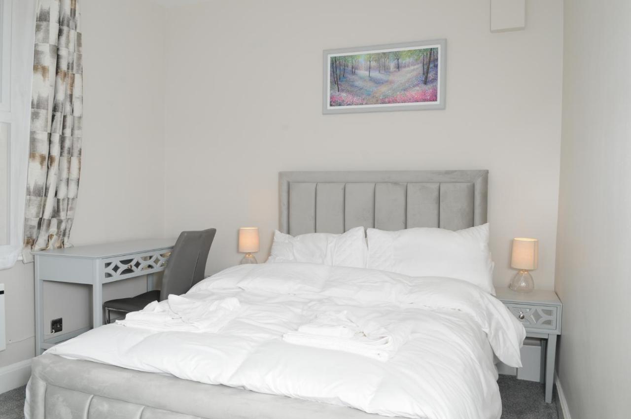Luxury 5 Star Apartments, Parking, Garden, Near Metro Stations 10-15mins To Leilighet