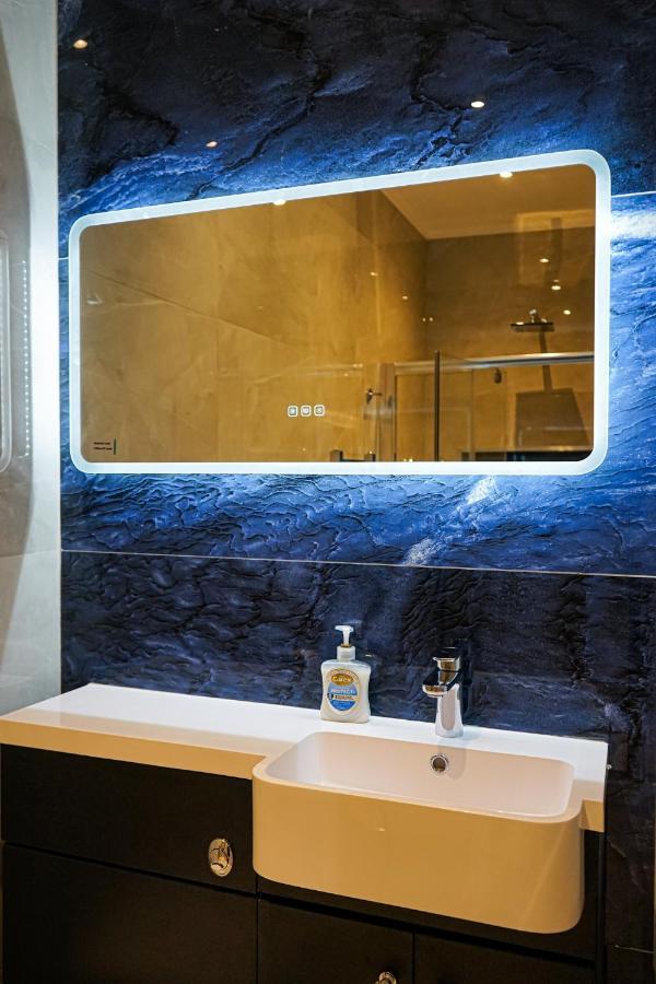 Luxury 5 Star Apartments, Parking, Garden, Near Metro Stations 10-15mins To Leilighet