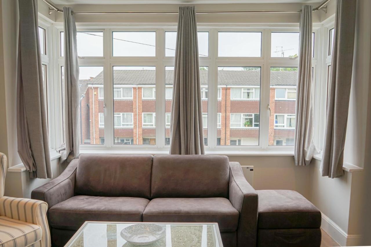 Luxury 5 Star Apartments, Parking, Garden, Near Metro Stations 10-15mins To Leilighet *
