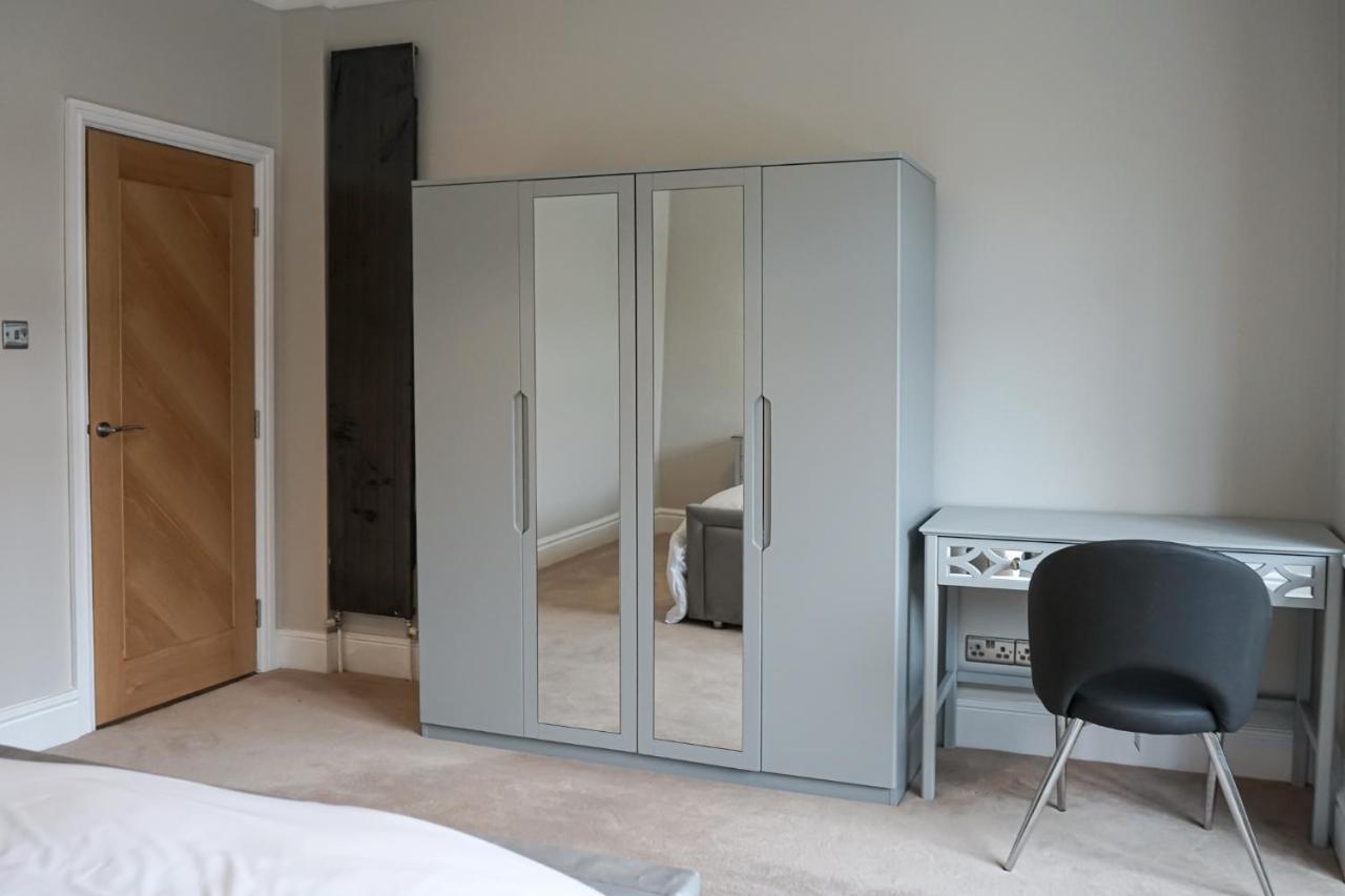 Luxury 5 Star Apartments, Parking, Garden, Near Metro Stations 10-15mins To Leilighet London