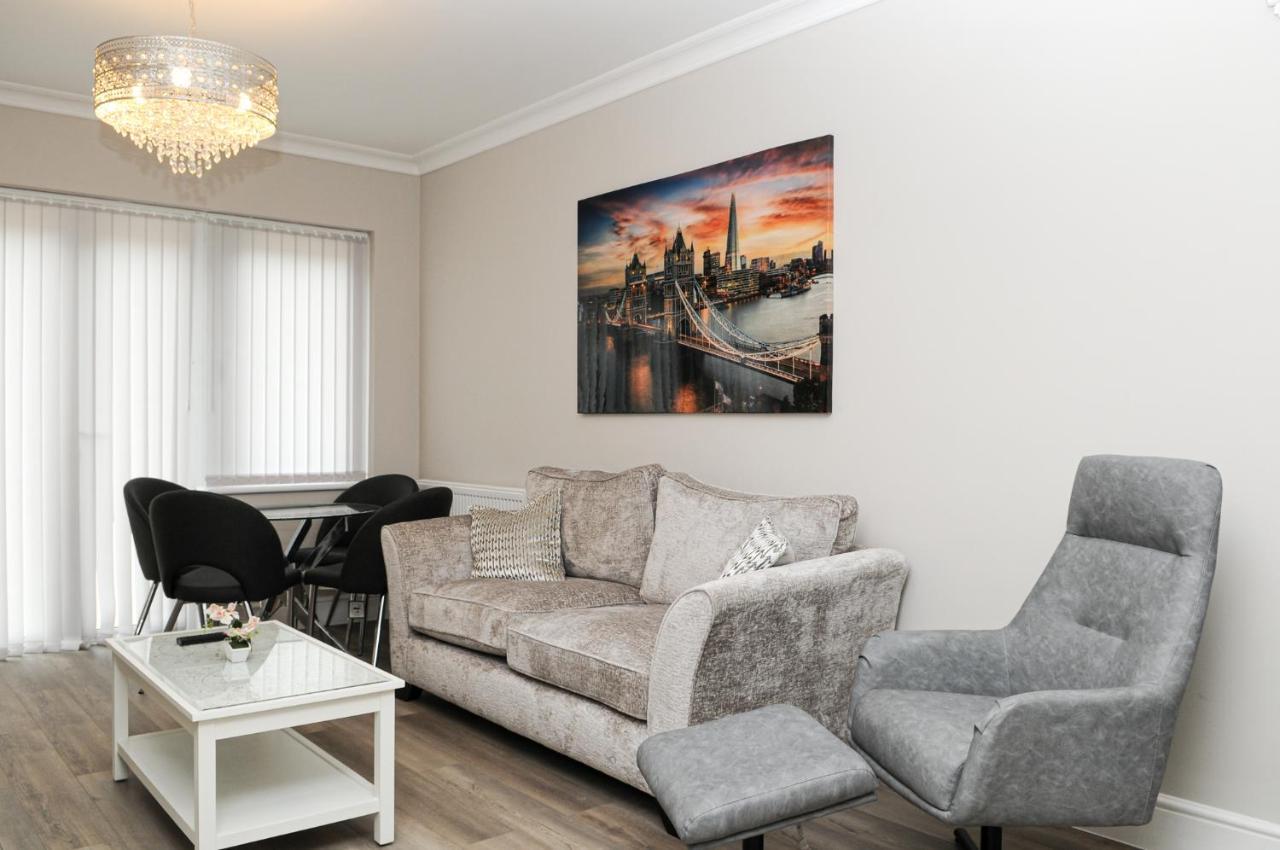 Luxury 5 Star Apartments, Parking, Garden, Near Metro Stations 10-15mins To Leilighet