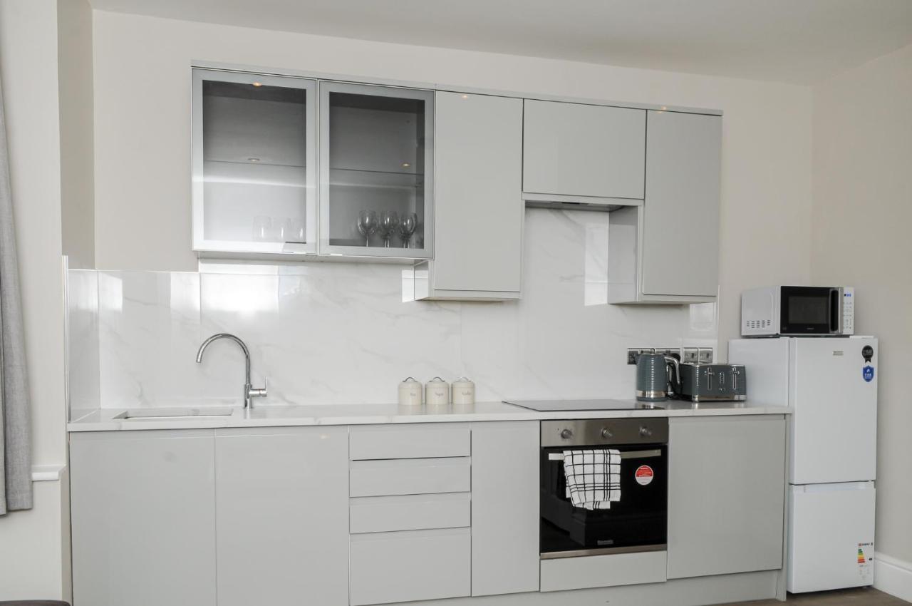 Luxury 5 Star Apartments, Parking, Garden, Near Metro Stations 10-15mins To Leilighet London
