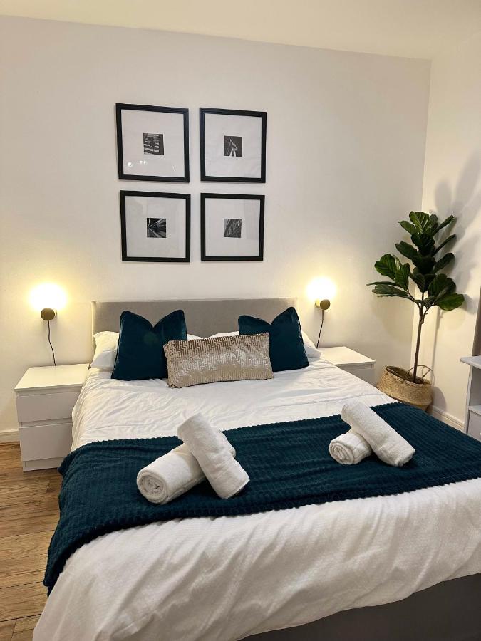 1 Br-kensington-24 7 Security-netflix *