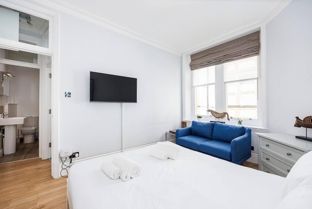 Apartment Charing Cross Road One Bedroom London