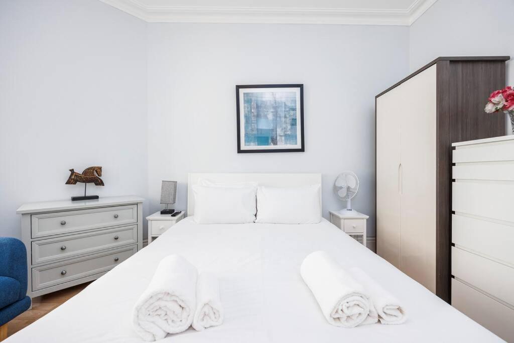 Charing Cross Road One Bedroom Apartment *