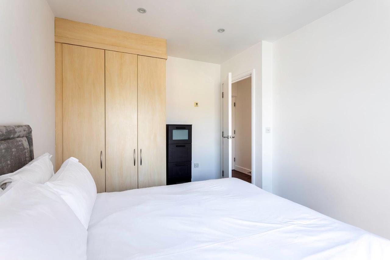 Modern Tower Hill Penthouse * London