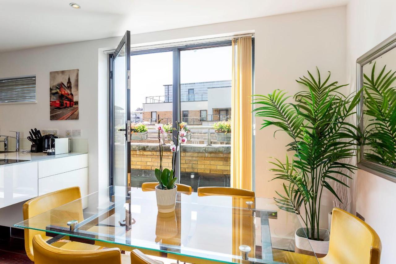 Modern Tower Hill Penthouse *