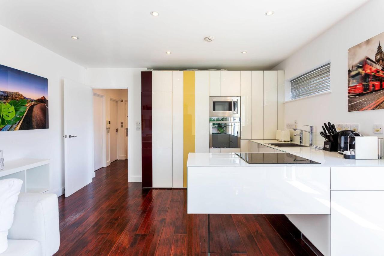 Modern Tower Hill Penthouse * London