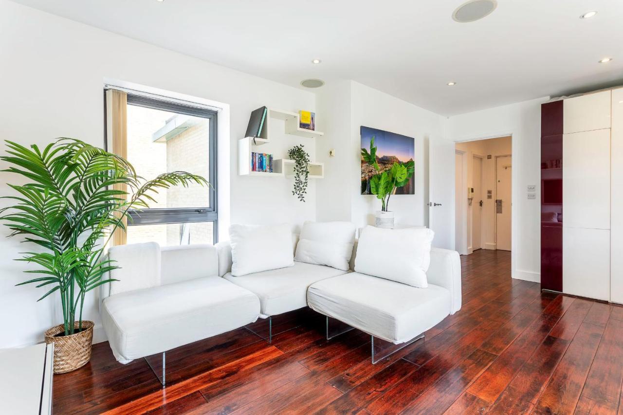 Modern Tower Hill Penthouse Apartment *