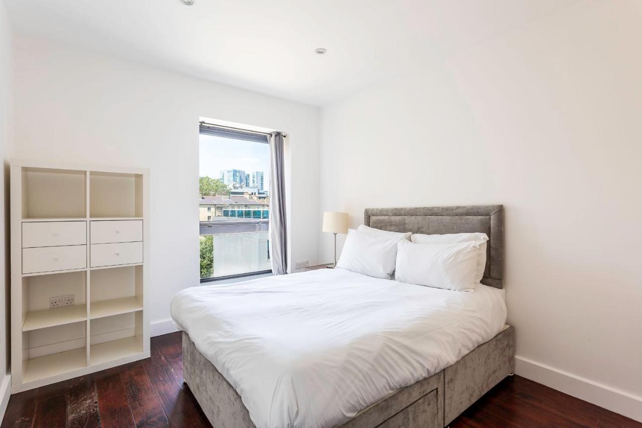 Modern Tower Hill Penthouse Apartment