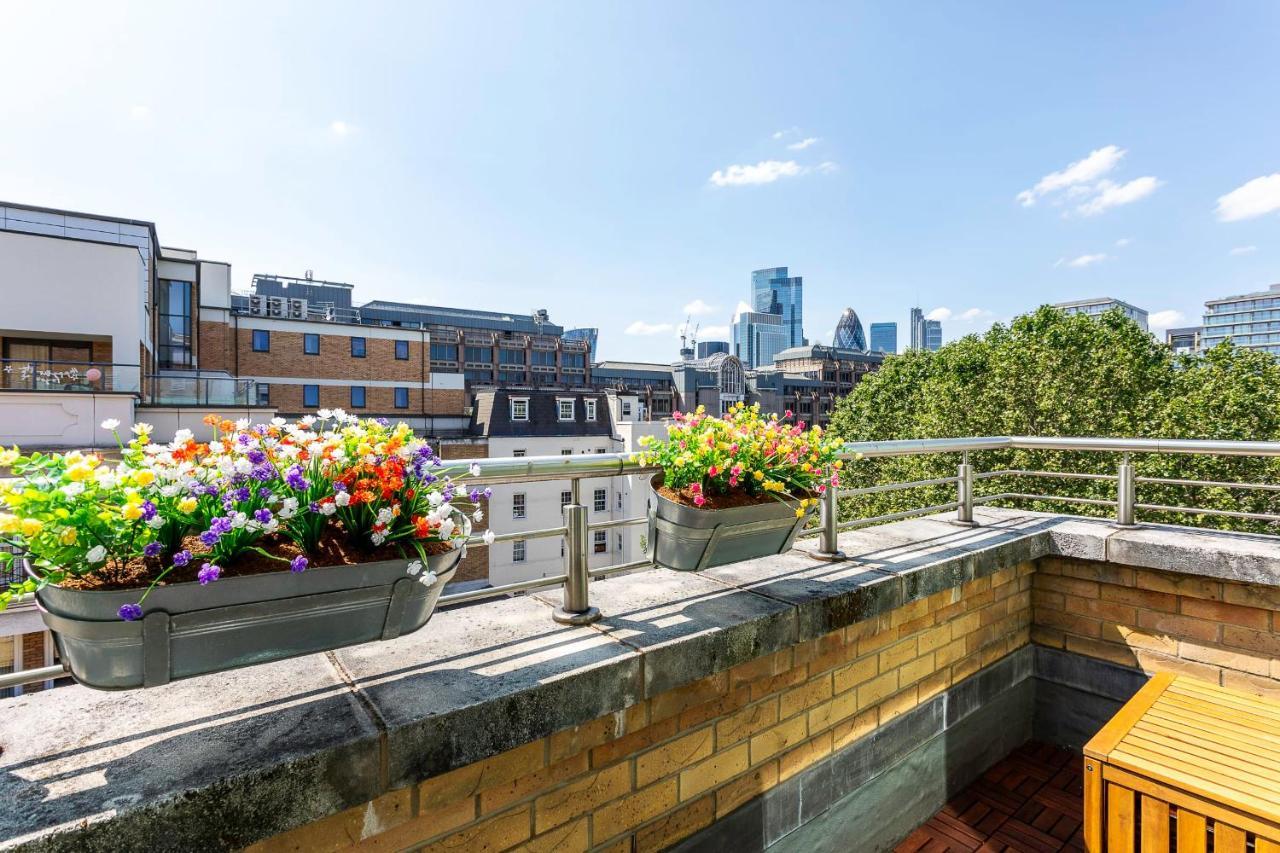 Modern Tower Hill Penthouse Apartment *