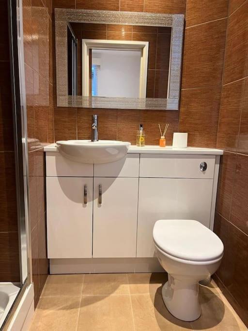 Spacious 2bed/2bath Flat Next To Eye *