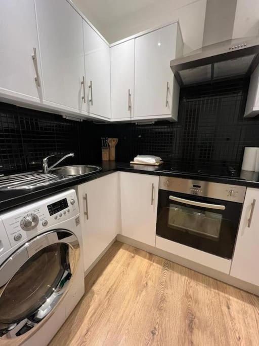 Apartment Spacious 2bed/2bath Flat Next To Eye London