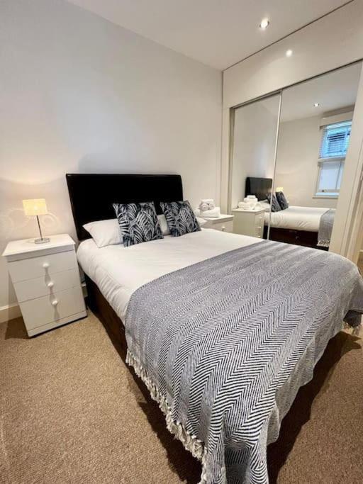 Spacious 2bed/2bath Flat Next To Eye Apartment London
