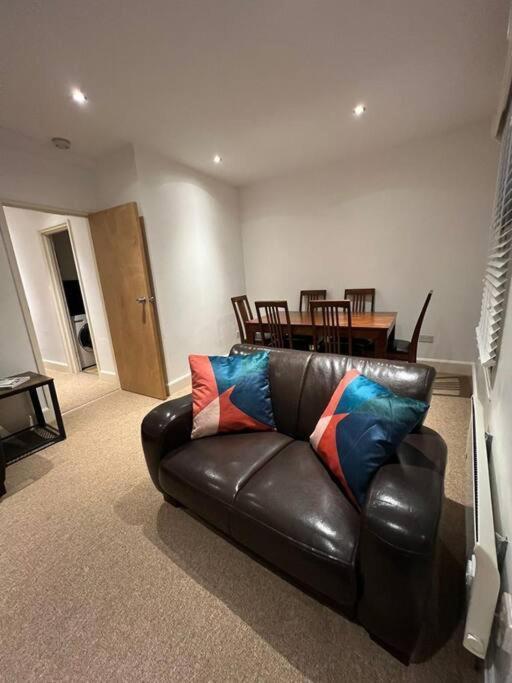 Spacious 2bed/2bath Flat Next To Eye Apartment *