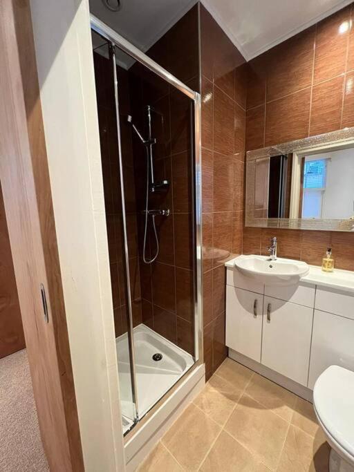 Apartment Spacious 2bed/2bath Flat Next To Eye London