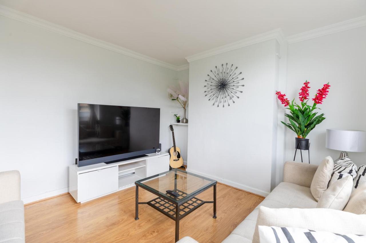 Cosy 3 Bed Flat Near London's Highlights Holiday home *