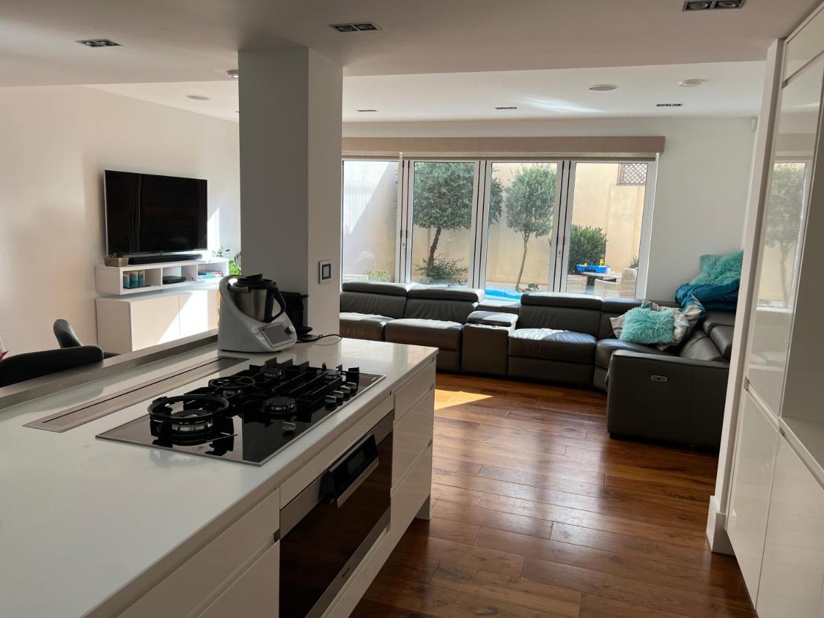 3 Bed/3.5 Bath Gated Mews House W/ Private Garden Holiday home