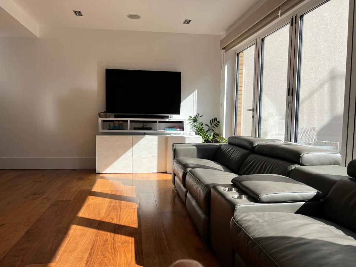 3 Bed/3.5 Bath Gated Mews House W/ Private Garden Feriehus *
