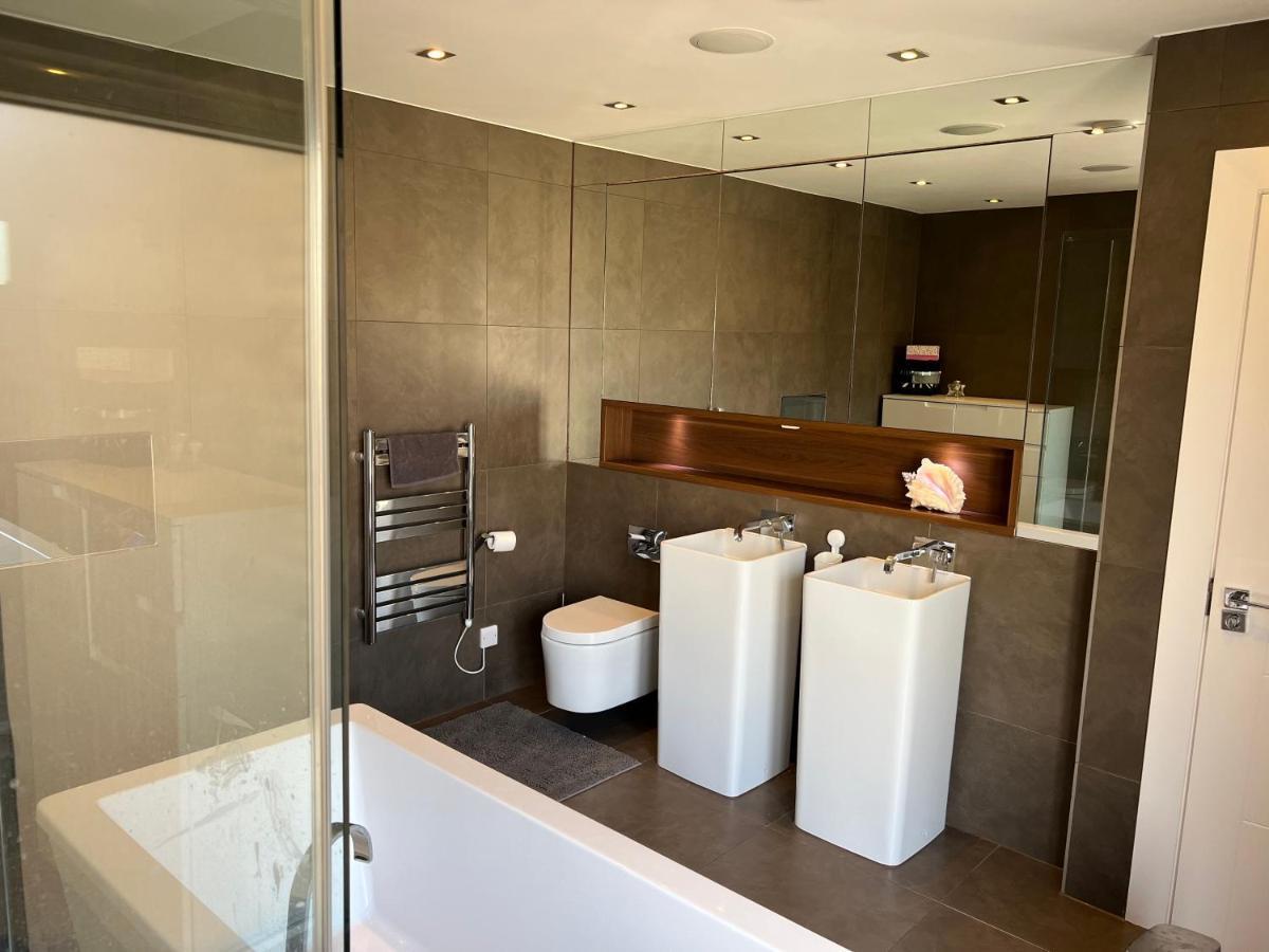 3 Bed/3.5 Bath Gated Mews House W/ Private Garden Holiday home