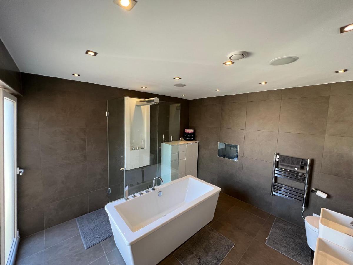 3 Bed/3.5 Bath Gated Mews House W/ Private Garden Holiday home