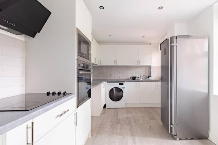 Lovely 3 Bedroom Flat In North London