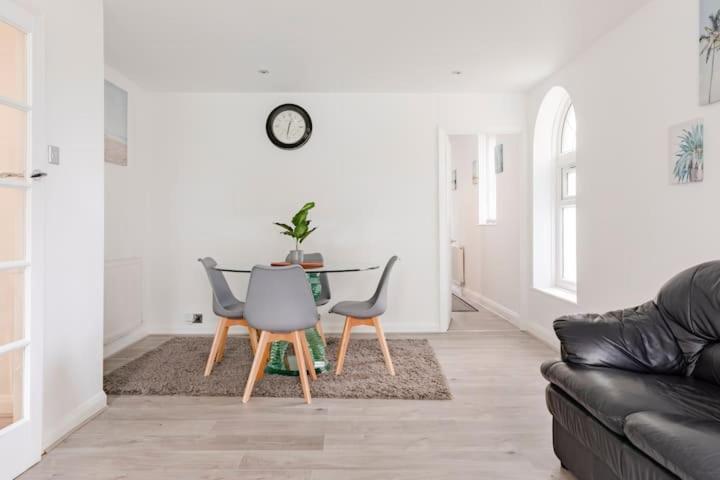 Apartment Lovely 3 Bedroom Flat In North