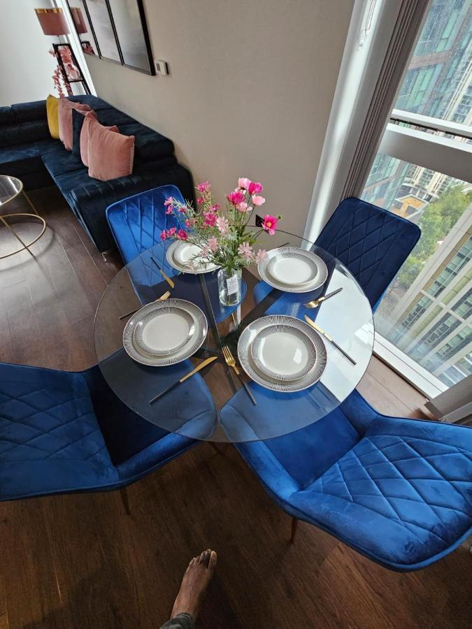 2 Bed Luxurious Canary Wharf Apartment London