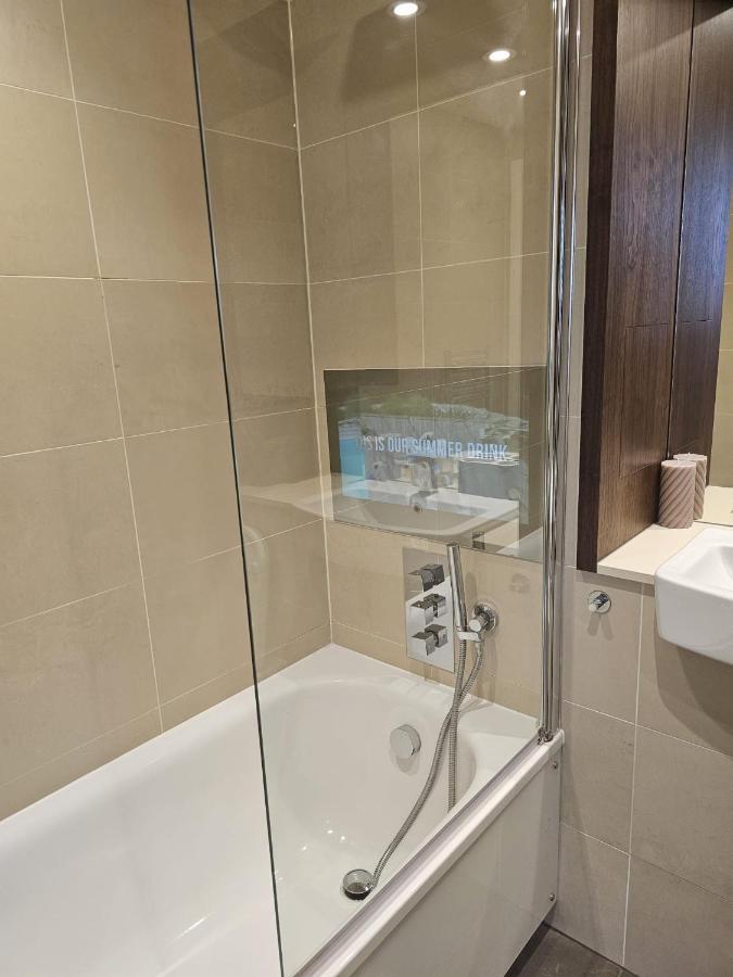2 Bed Luxurious Canary Wharf Apartment