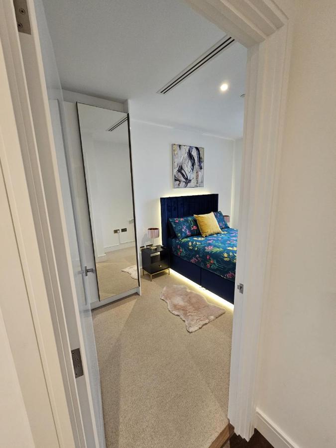 2 Bed Luxurious Canary Wharf Apartment London