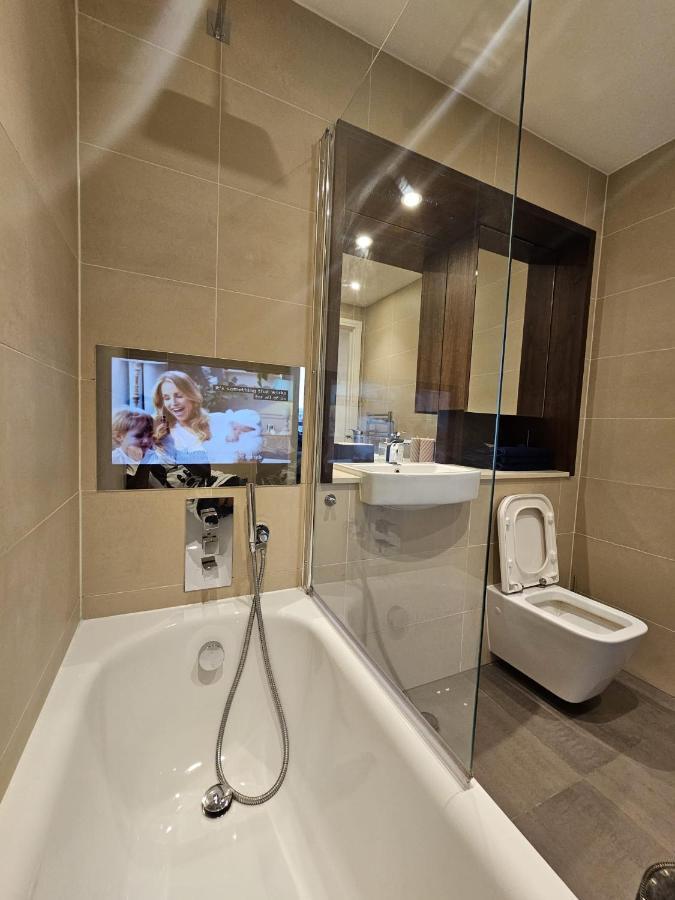 2 Bed Luxurious Canary Wharf Apartment London
