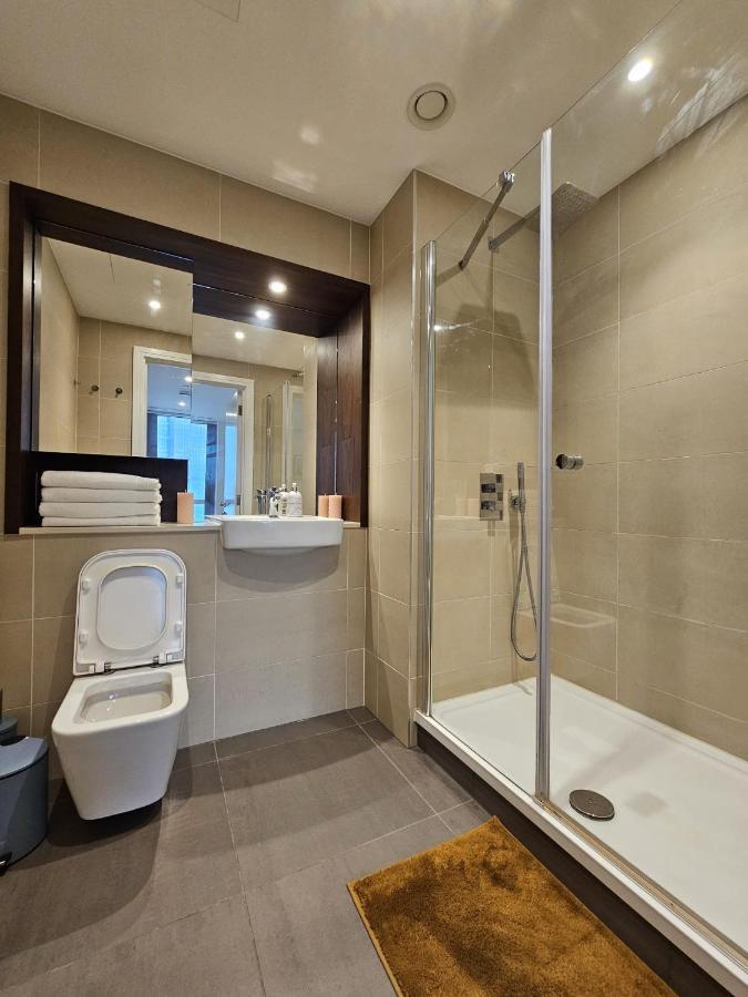 2 Bed Luxurious Canary Wharf Apartment London