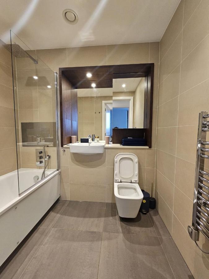 2 Bed Luxurious Canary Wharf Apartment London