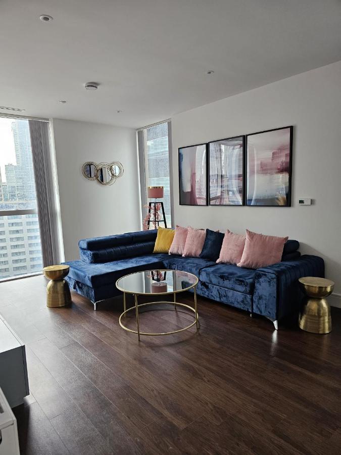 2 Bed Luxurious Canary Wharf Apartment *