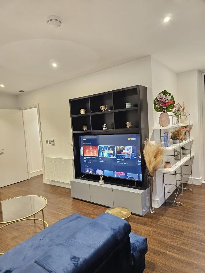 2 Bed Luxurious Canary Wharf Apartment