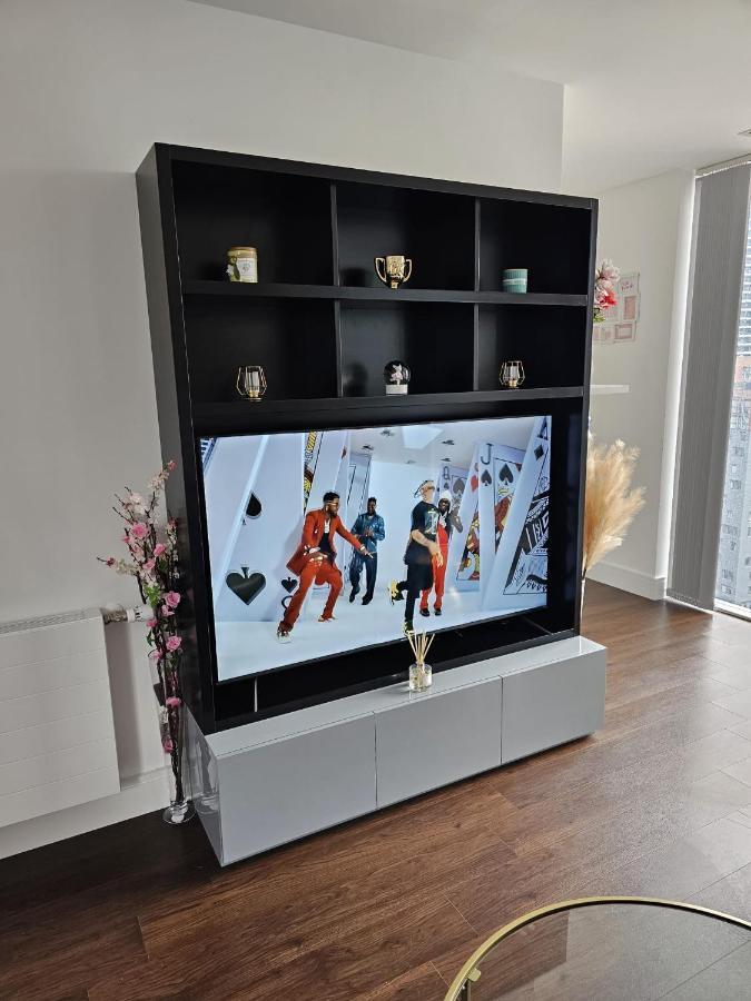 2 Bed Luxurious Canary Wharf Apartment *