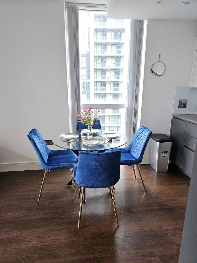 2 Bed Luxurious Canary Wharf Apartment London