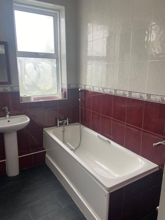 Homely 3 Bedroom Ground Floor Flat * London