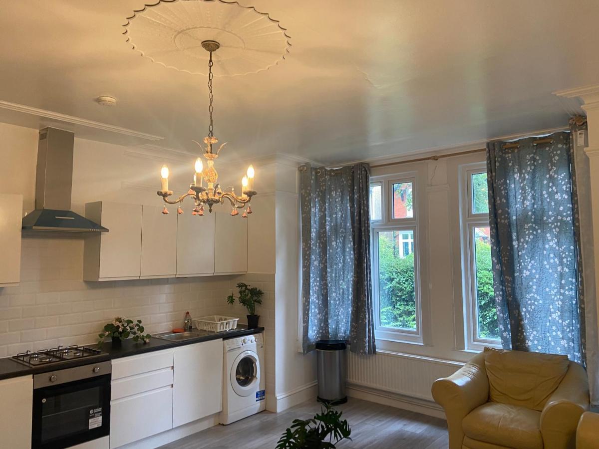 Apartment Homely 3 Bedroom Ground Floor Flat London