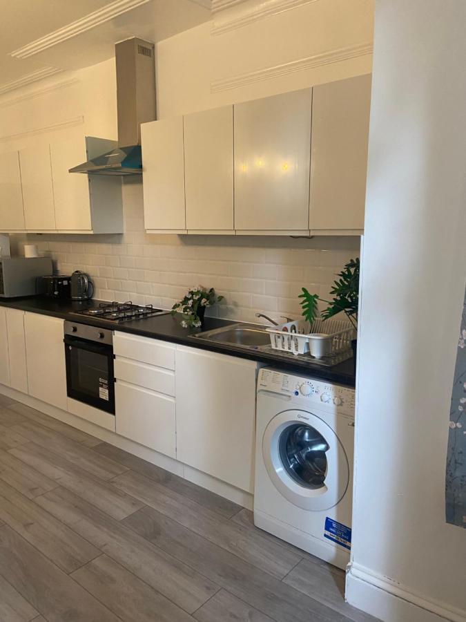 Homely 3 Bedroom Ground Floor Flat * London