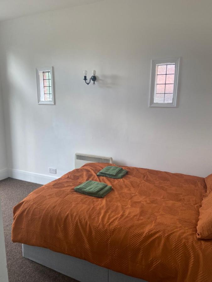 Apartment Homely 3 Bedroom Ground Floor Flat *