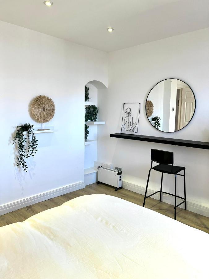 Bright & Spacious 1 Bed Steps From Hyde Park