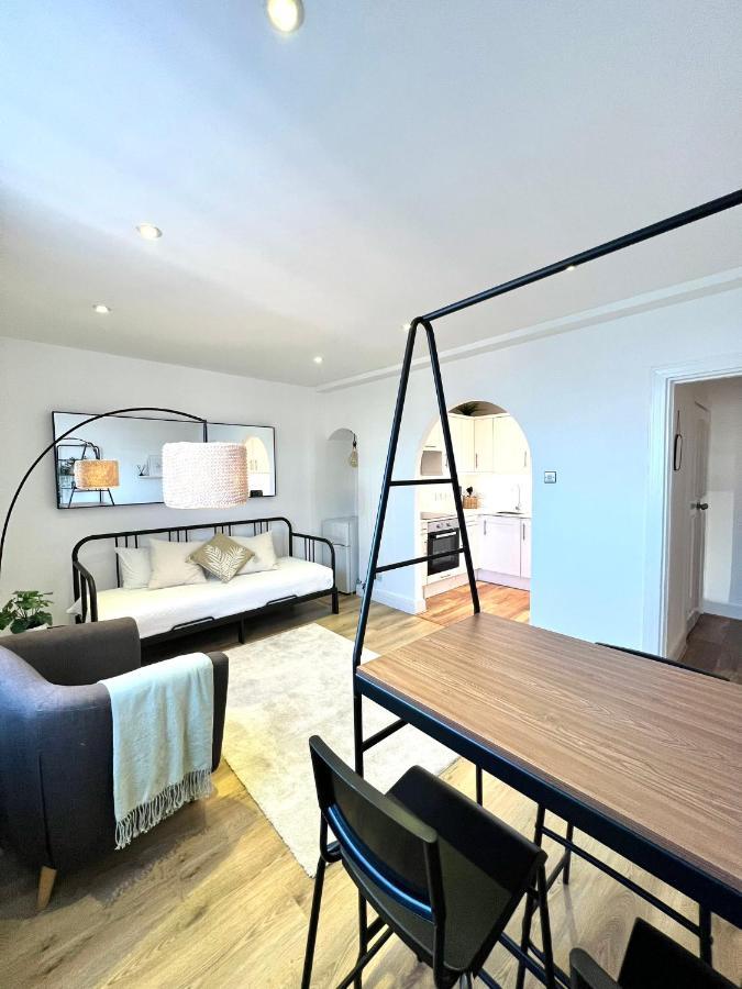 Bright & Spacious 1 Bed Steps From Hyde Park Apartment London