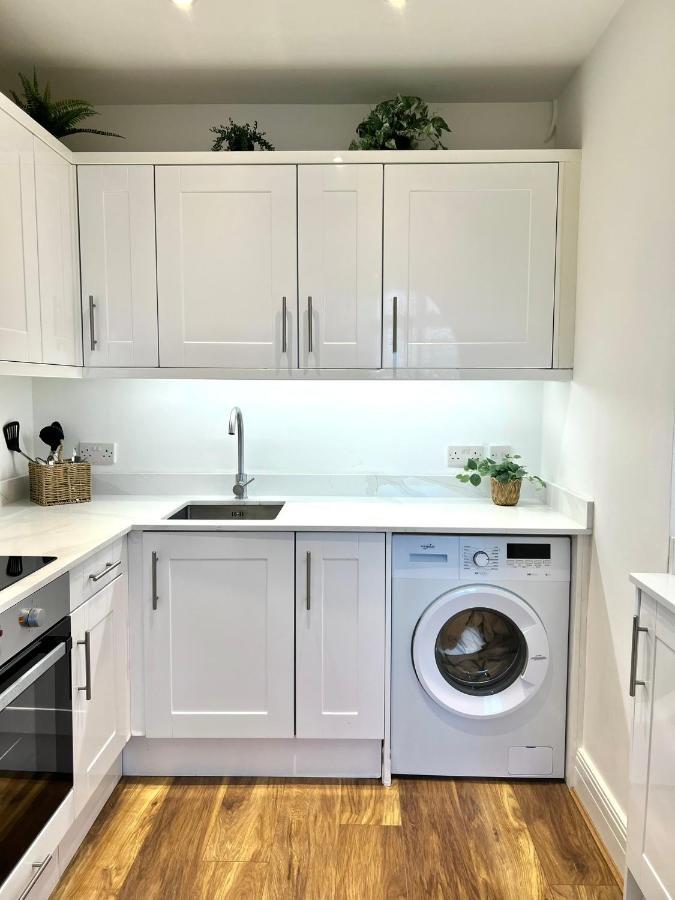 Bright & Spacious 1 Bed Steps From Hyde Park