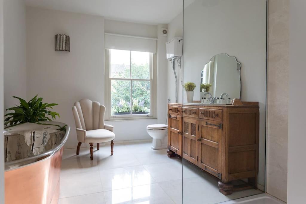 Stunning Soho House Style 3 Bed With Terrace, Near Notting Hill And Westfield London