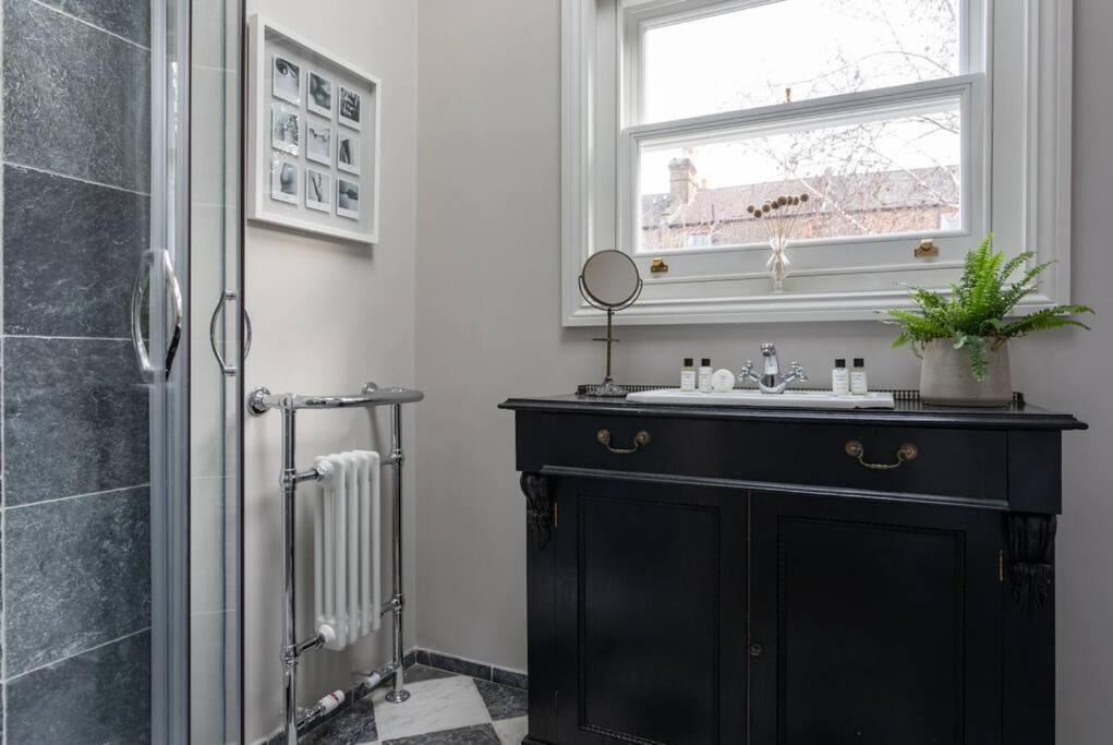 Stunning Soho House Style 3 Bed With Terrace, Near Notting Hill And Westfield