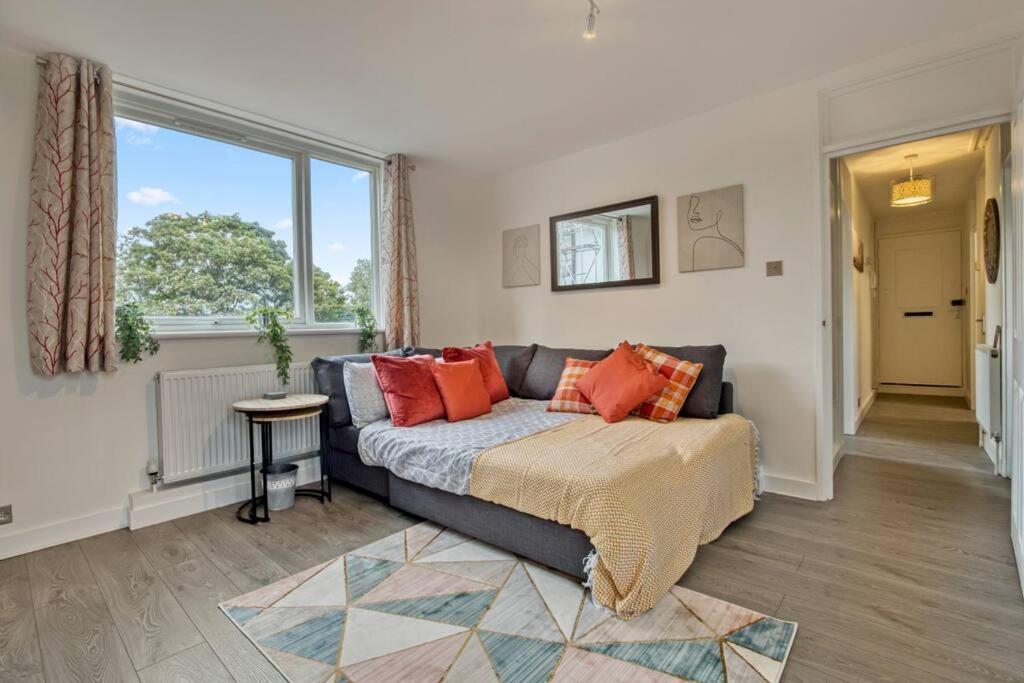 Hidden Gem In Battersea W/ Free Parking Appartement Londen