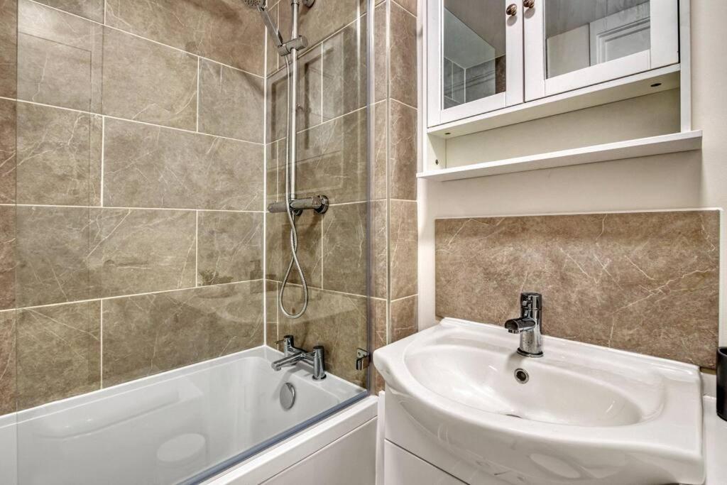 Hidden Gem In Battersea W/ Free Parking Appartement Londen