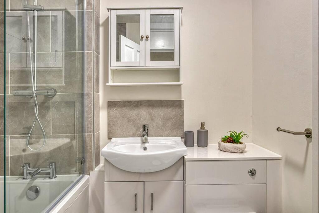 Hidden Gem In Battersea W/ Free Parking * Londen